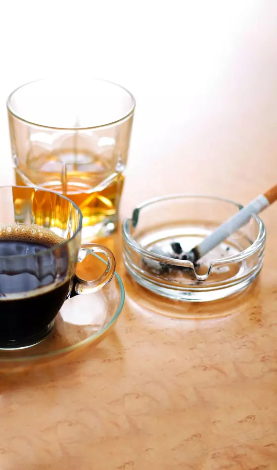 مصرف کافئین و سیگار را کاهش دهید: